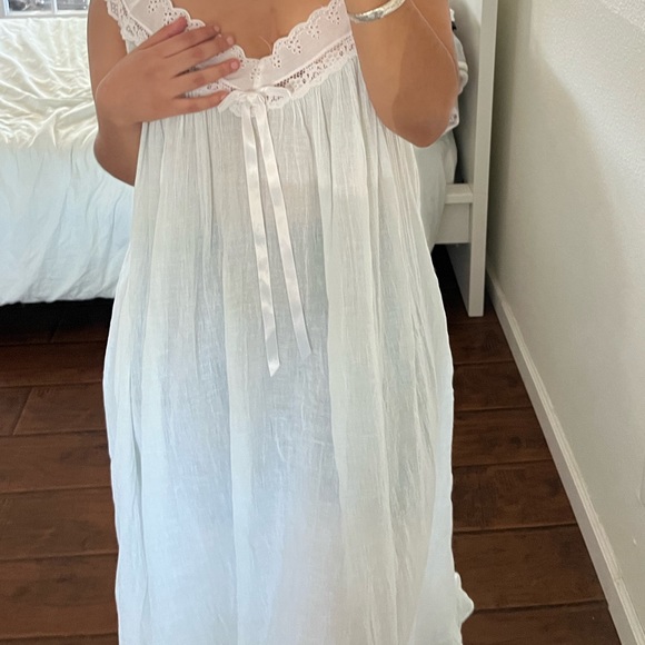 SOLD ❌Vintage flowy nightgown pastel green with rosette and lace - Picture 2 of 3